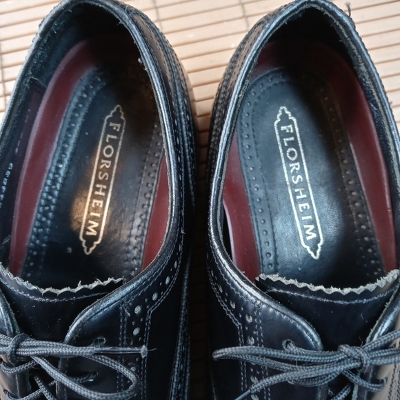 Florsheim men\'s black leather wingtip Oxford shoe. Sz 9.5 EEE. Great condition. main image 9